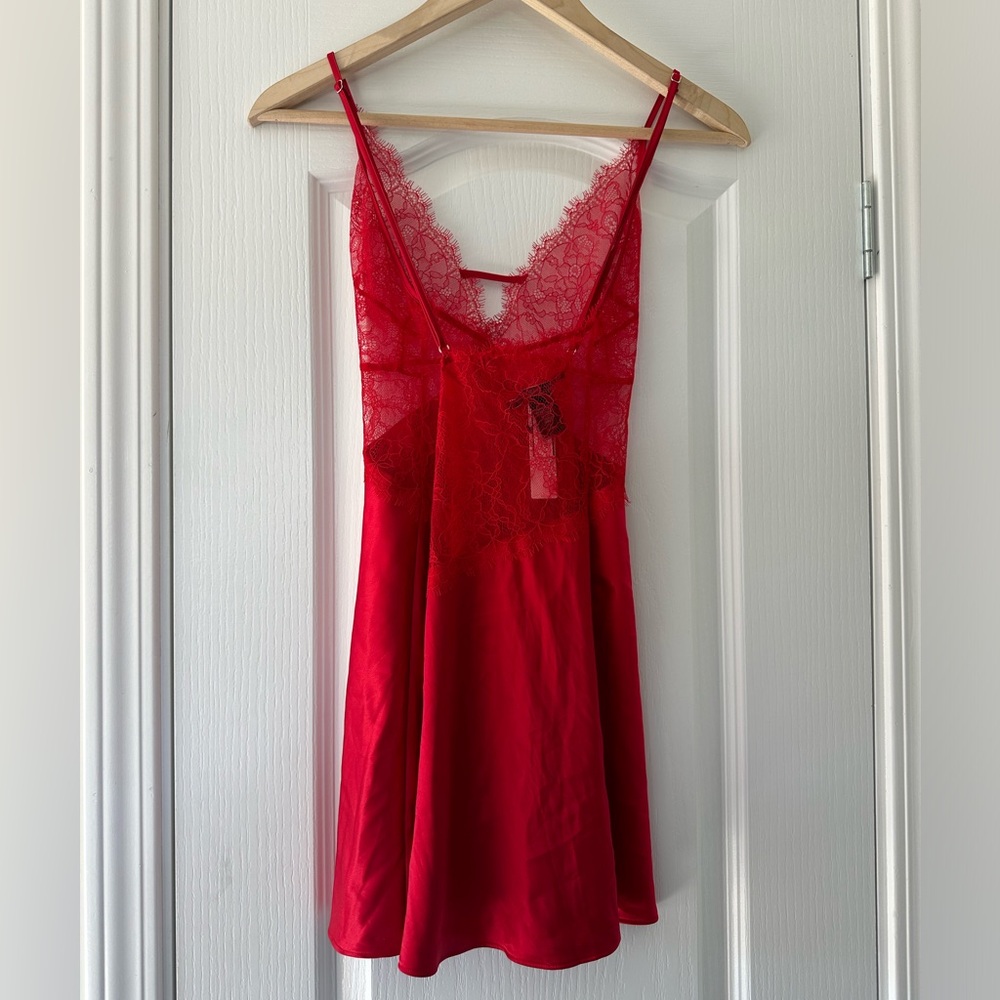 Victoria’s Secret Lace Plunge Slip - Picture 4 of 9